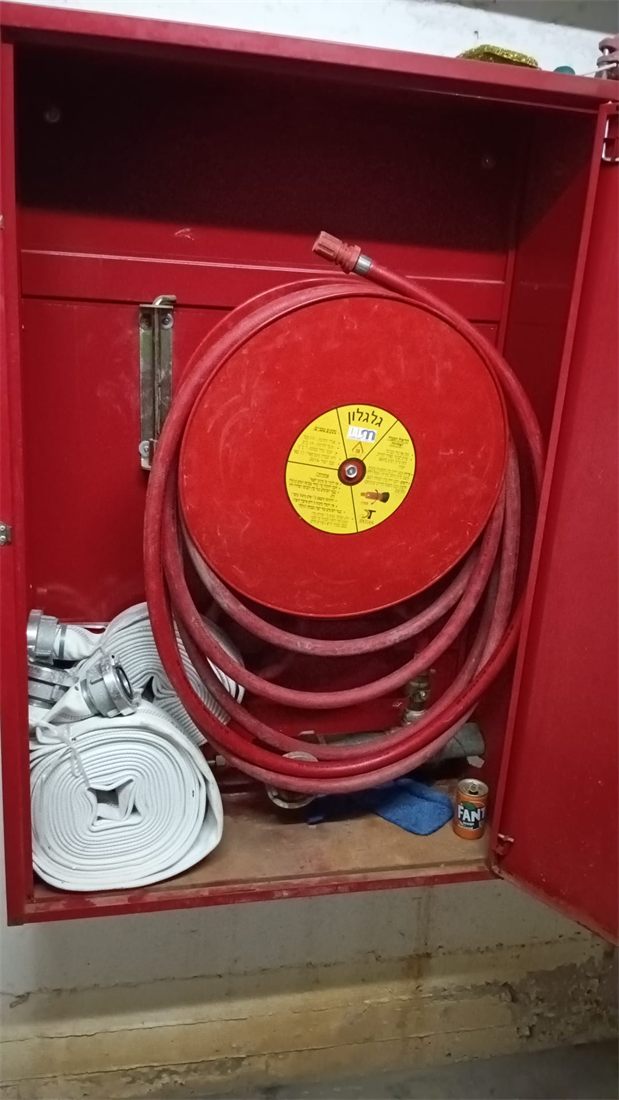 עמדת כיבוי אש אדומה עם גלגלון כיבוי וזרנוקים